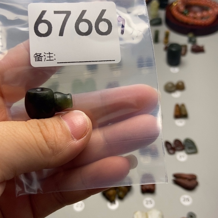 小***学蛇纹石玉未镶嵌项链