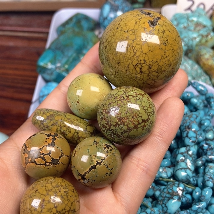 绿松石未镶嵌颈饰藕*