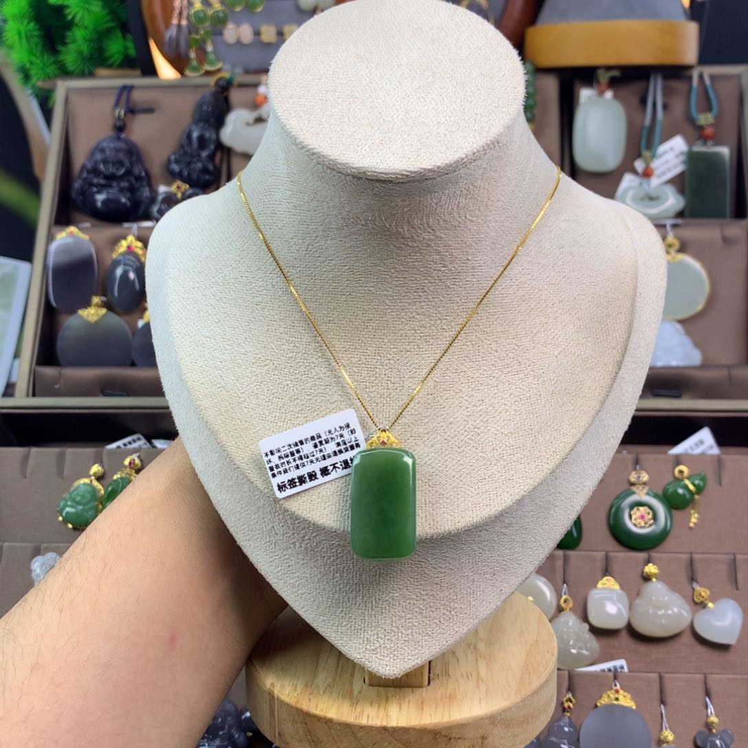 和田玉吊坠18K金镶嵌