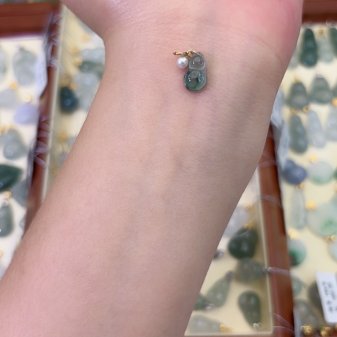 翡翠18K金镶嵌颈饰葫芦
