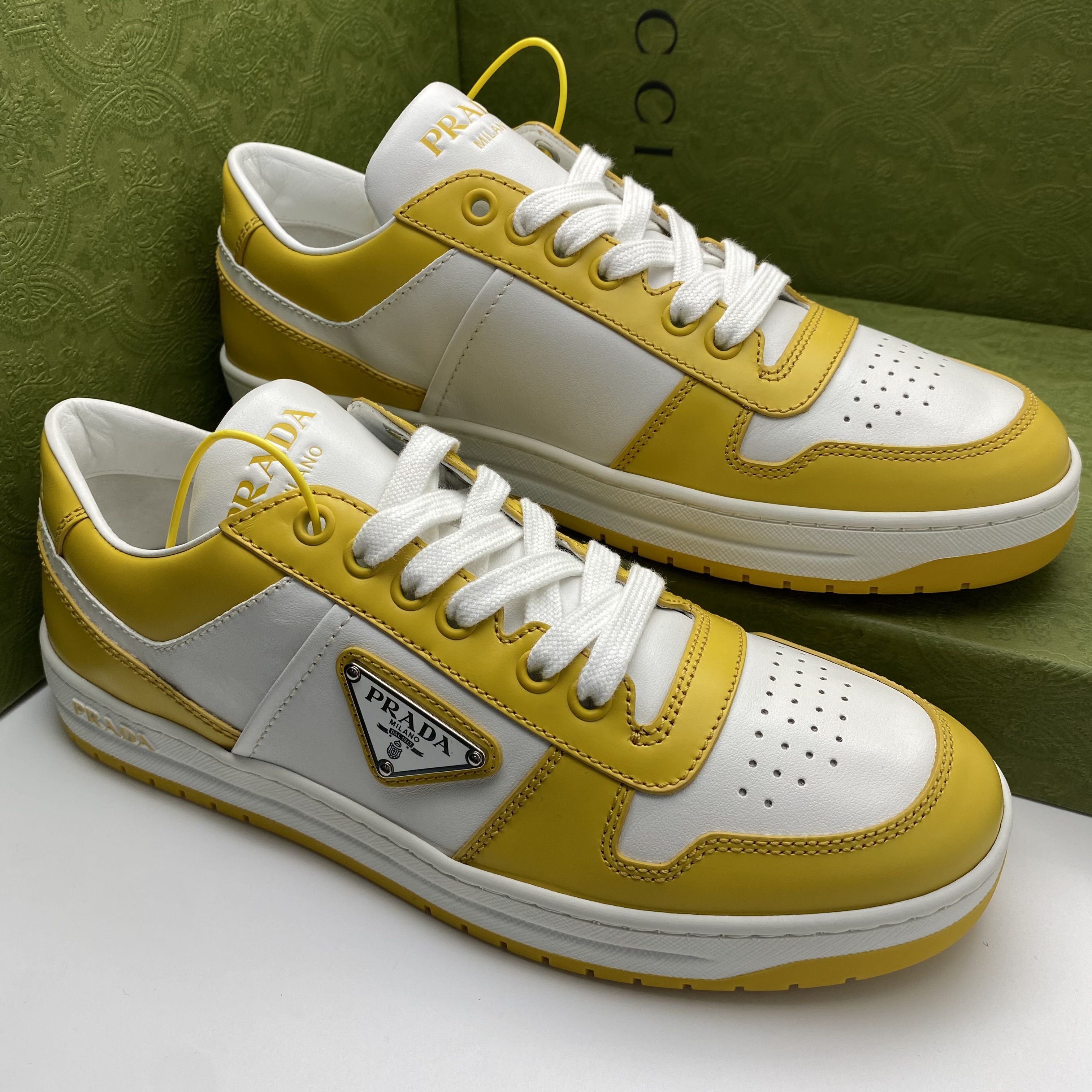 未使用 Prada/普拉达 38欧码/倒三角金属扣黄白双色皮革板鞋/全套