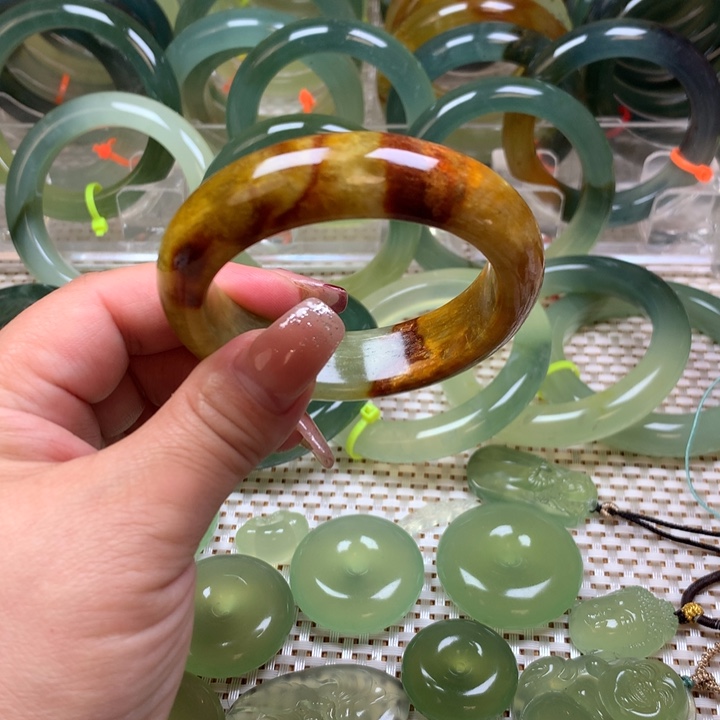 蛇纹石玉手镯53圈口微瑕未镶嵌