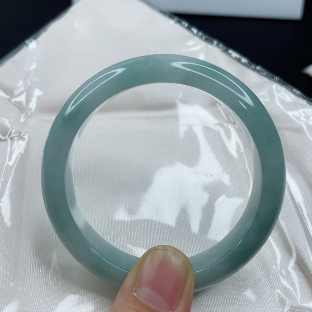 丫***头翡翠未镶嵌手镯翡翠