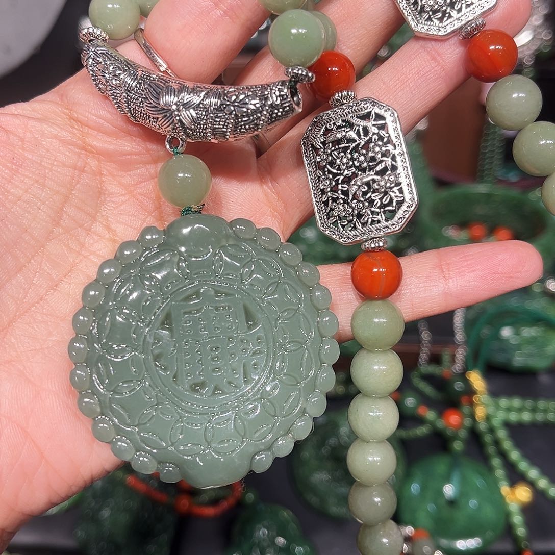 颈饰未镶嵌和田玉（糖玉）