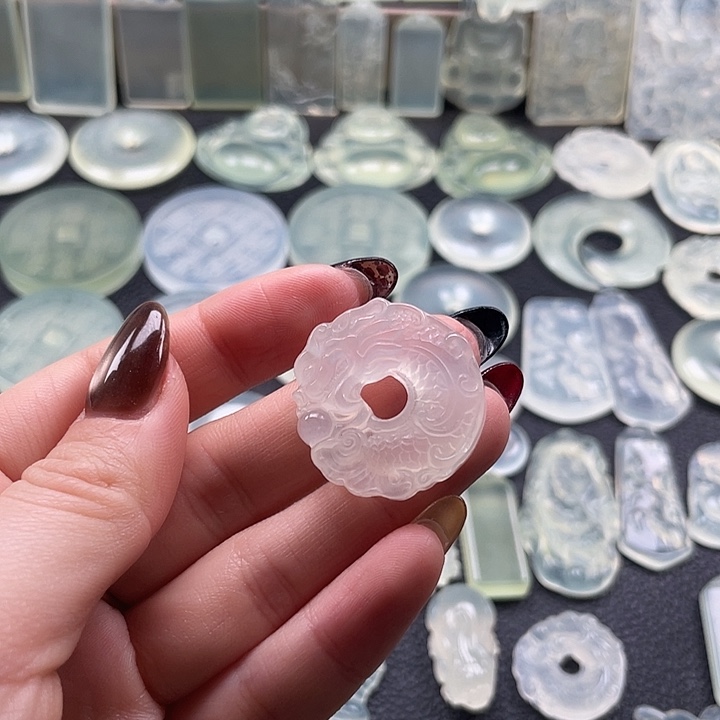 岫玉未镶嵌颈饰龙扣