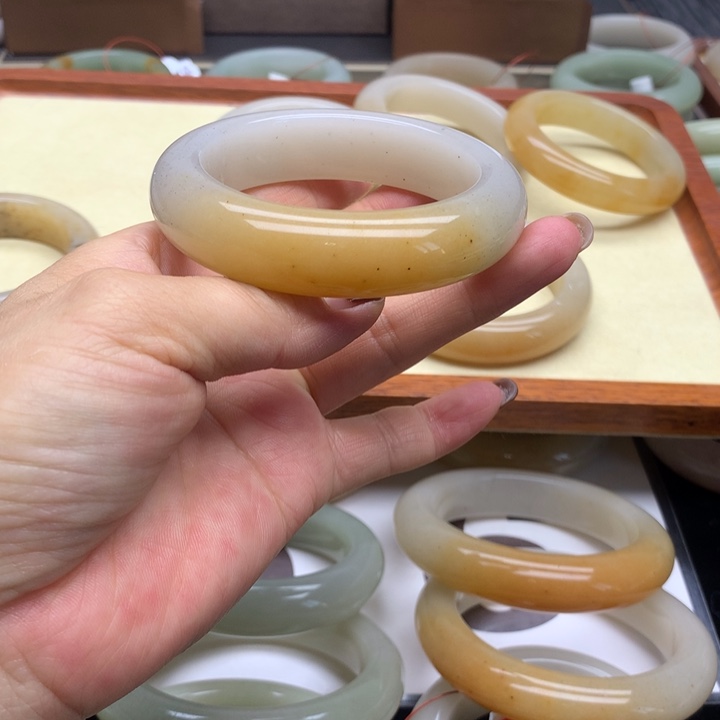 未镶嵌手镯石英质玉