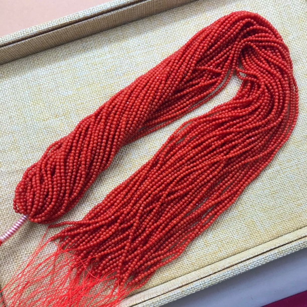 珊瑚沙丁小圆珠，卡2.5-3mm 单条长45.8cm左右，多样性发其一。