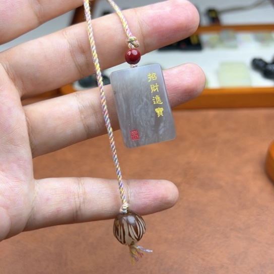 颈饰未镶嵌和田玉（糖玉）