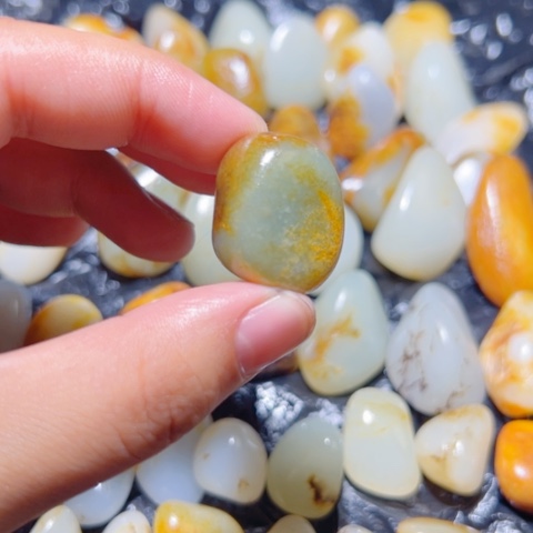 和田玉（子料）未镶嵌颈饰11.8块