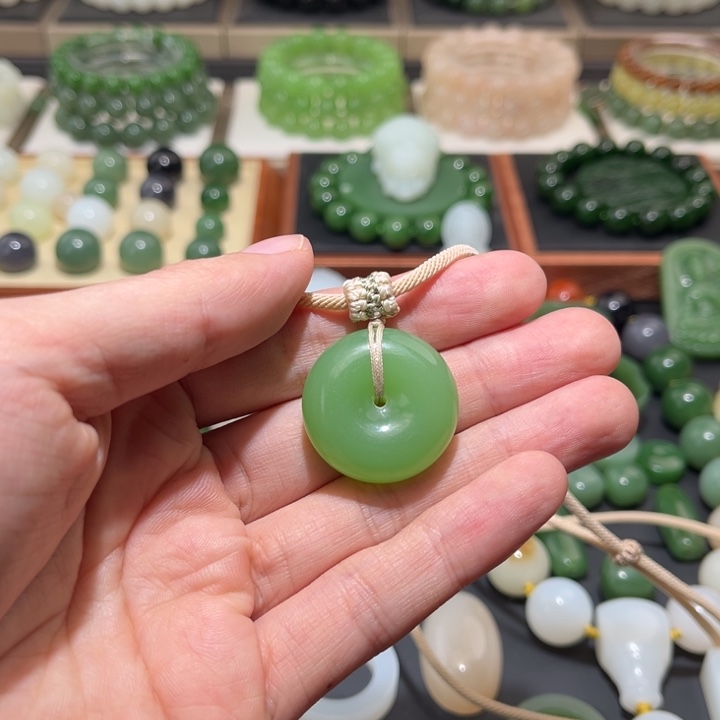 给***塞和田玉未镶嵌珠宝半成品卡27.6青海翠平安扣