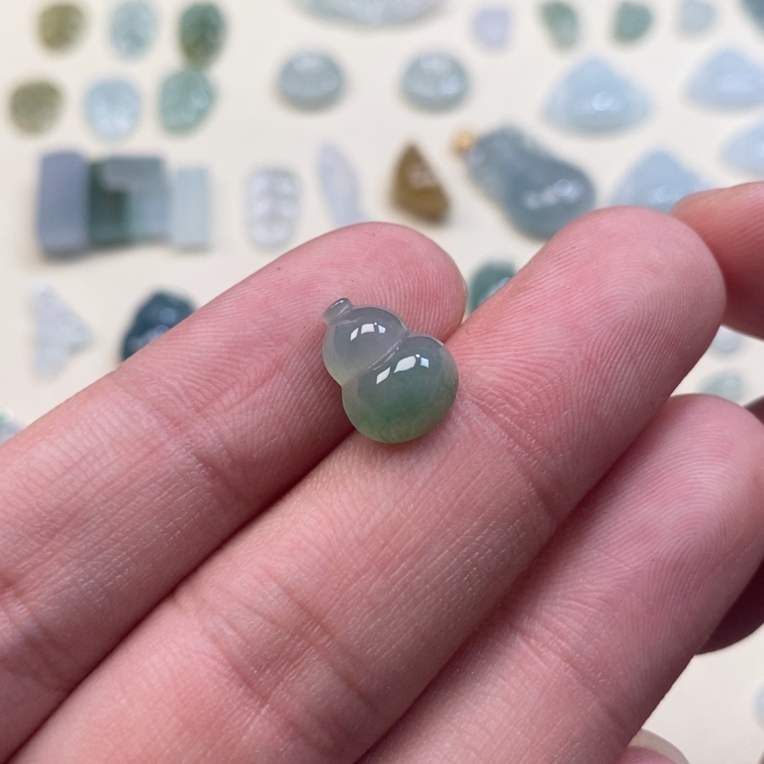 翡翠未镶嵌颈饰葫芦