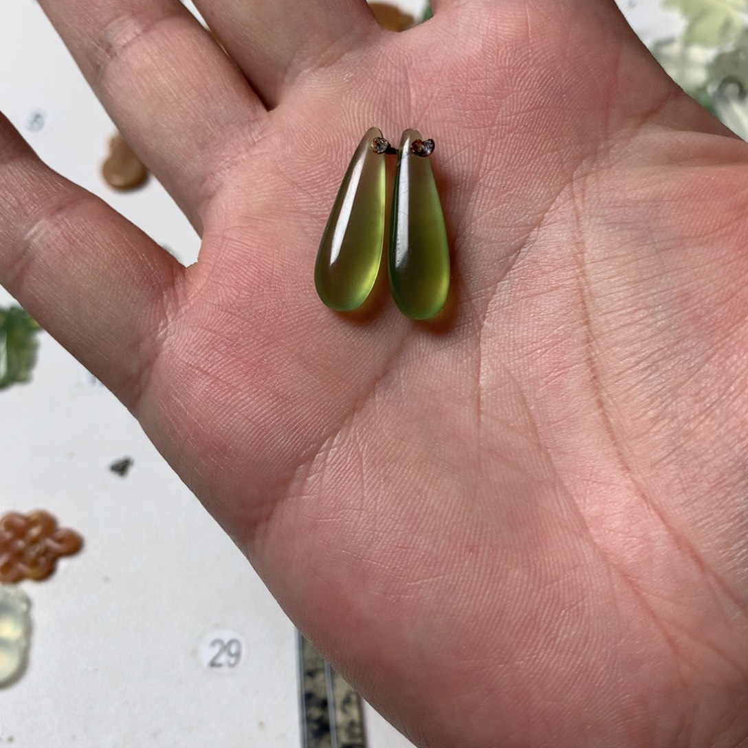 蛇纹石玉未镶嵌耳坠