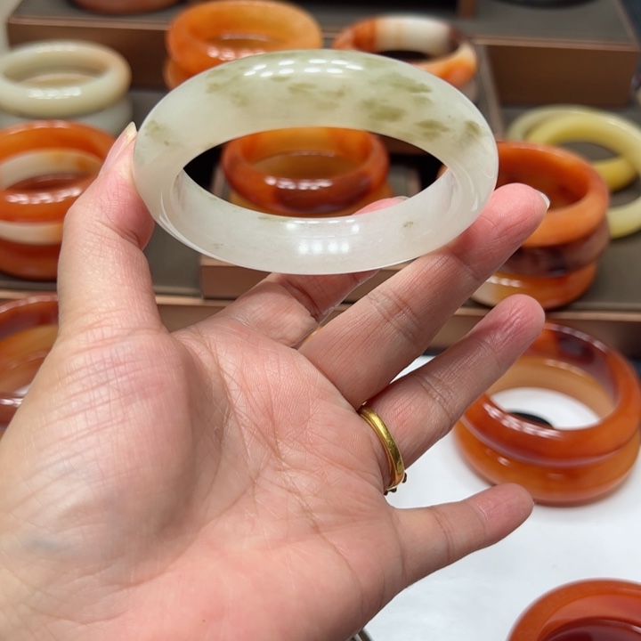 石英质玉（黄龙玉）未镶嵌手镯笑*哈