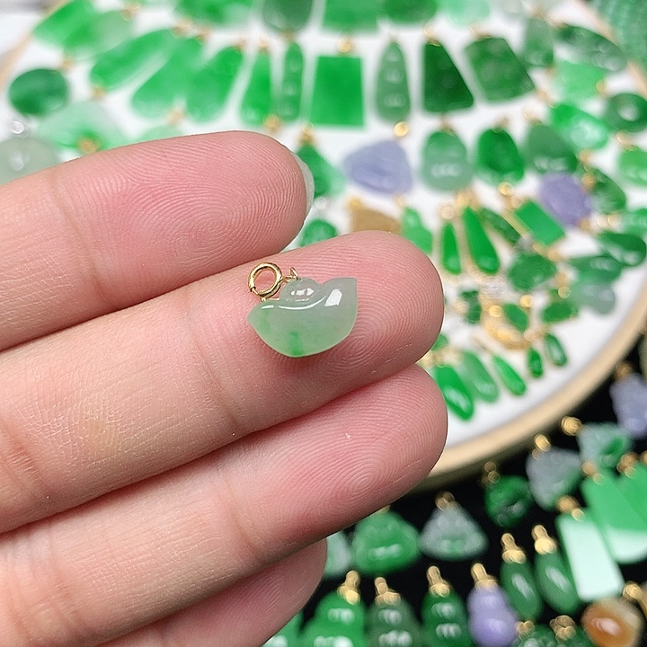 @***店配石翡翠18K金扣 冰飘绿元宝