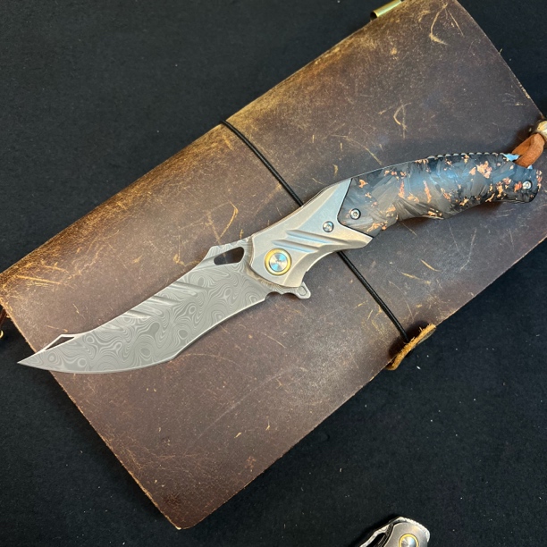 一胜百超氮钢Vanax大马士革碳纤维手柄随身携带口袋刀