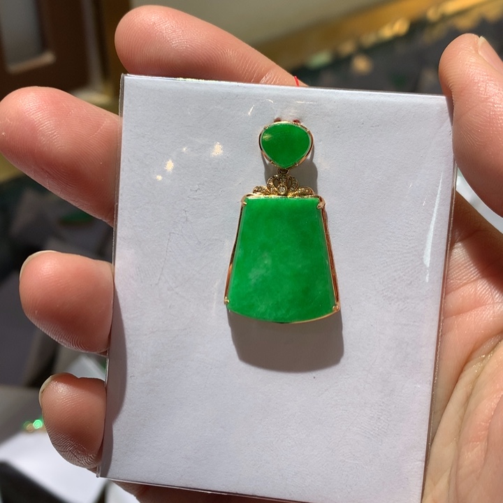 翡翠颈饰18K金镶嵌酒****）翡翠翡翠吊坠