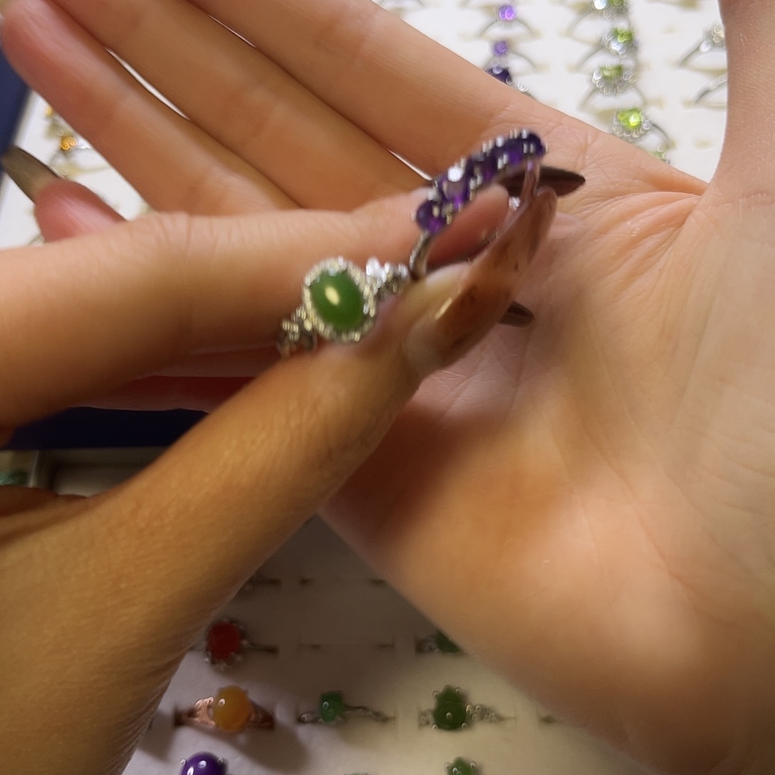 羊***曼和田玉未镶嵌戒指