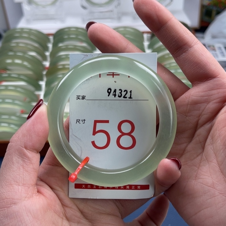 蛇纹石玉手镯未镶嵌无**旅