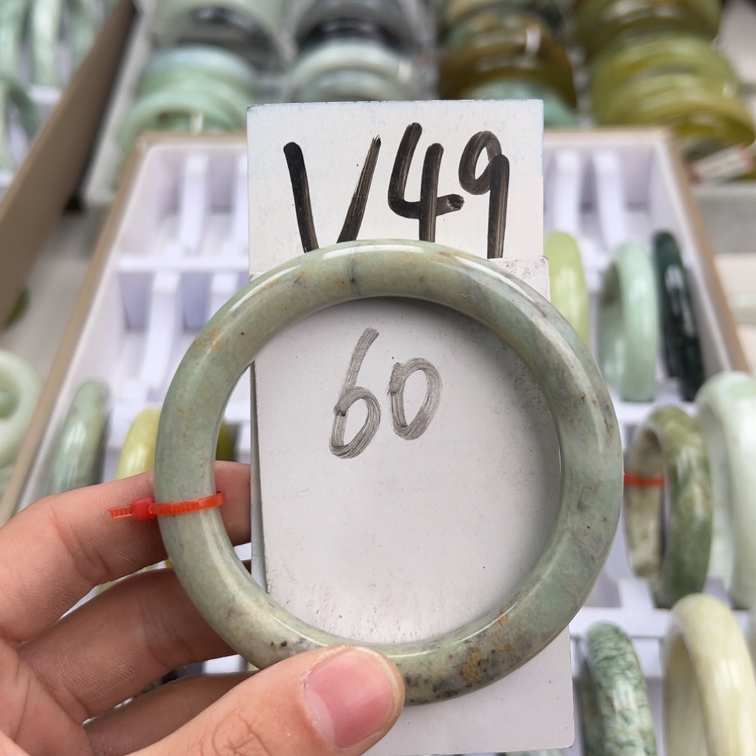 岫玉手镯未镶嵌天然岫玉微瑕，可以正常佩戴