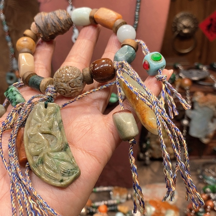 翡翠吊坠(赠链)未镶嵌