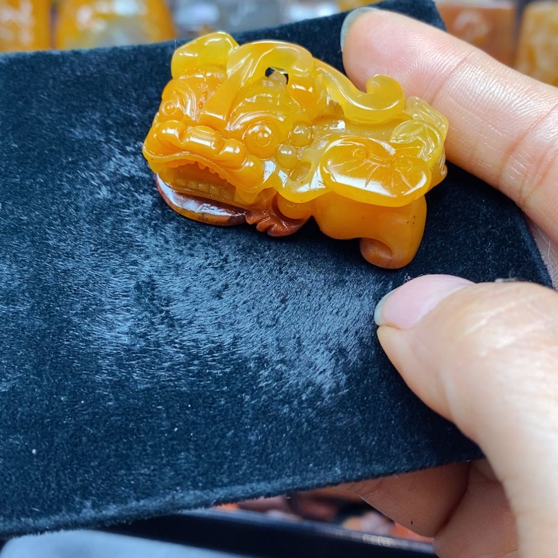 未镶嵌石英质玉（黄龙玉）颈饰