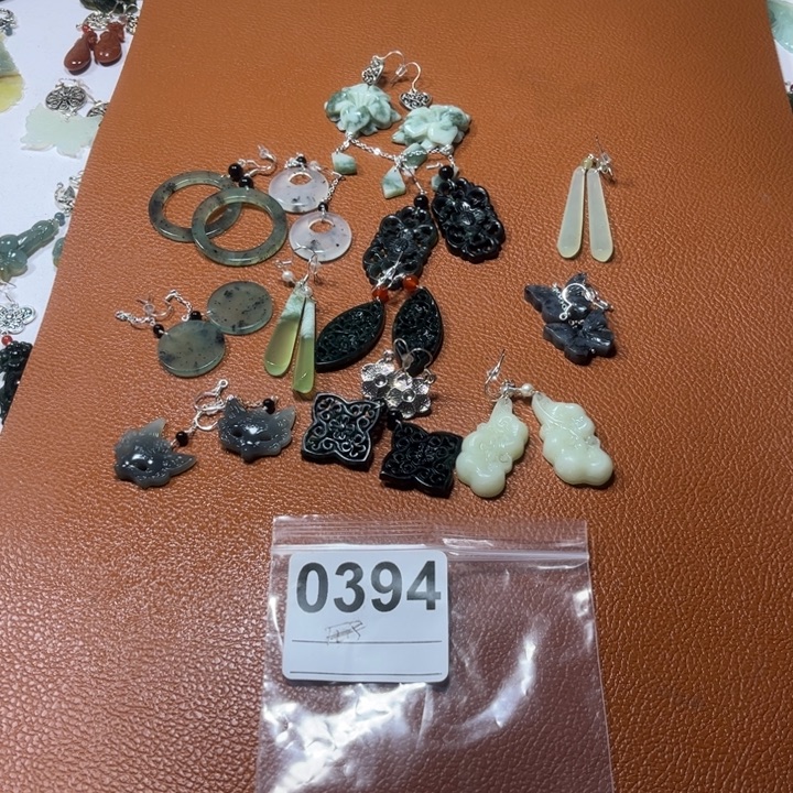 桃***@蛇纹石玉未镶嵌耳饰