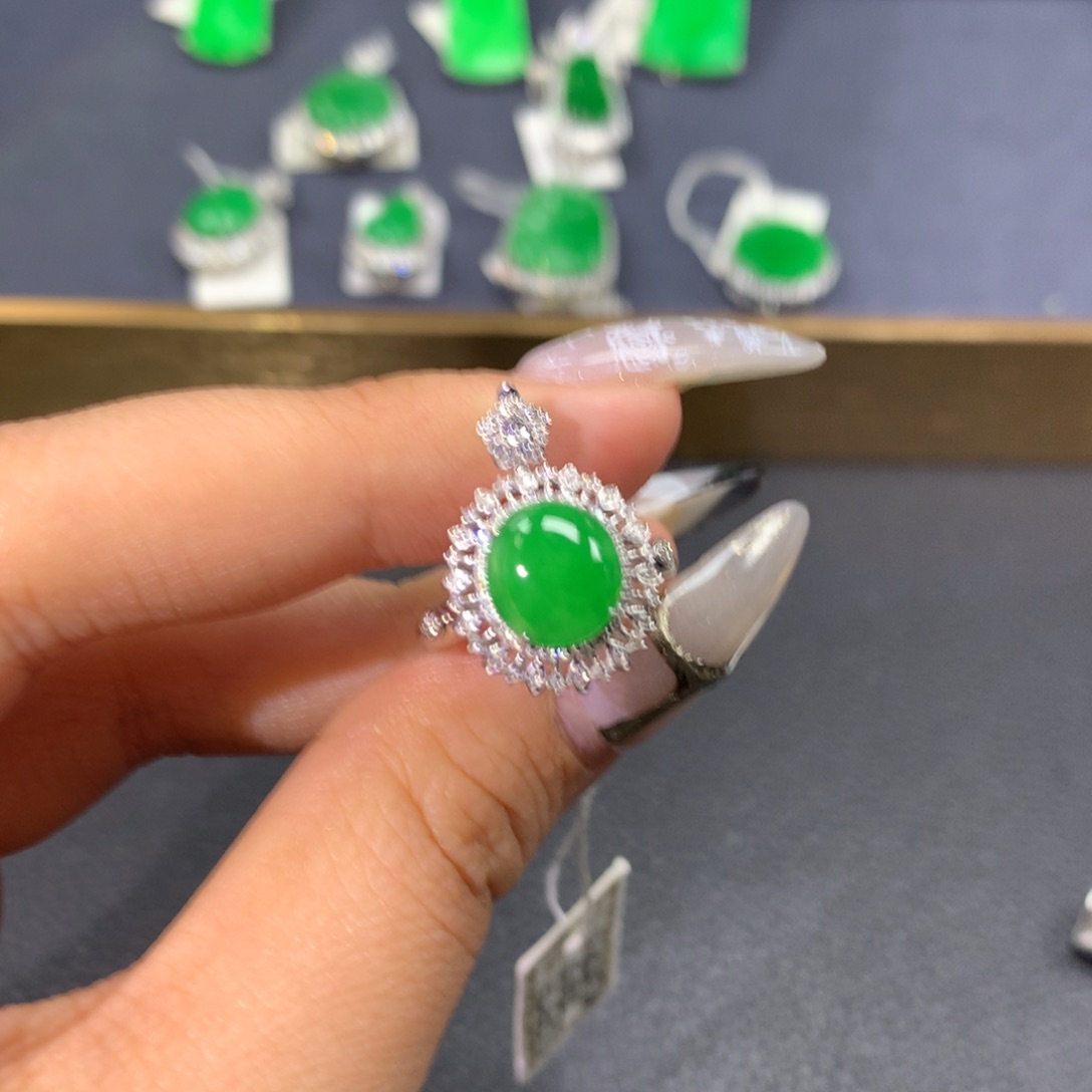 翡翠戒指18K金镶嵌翡翠