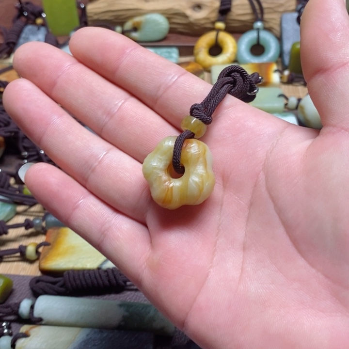 蛇纹石玉挂件未镶嵌