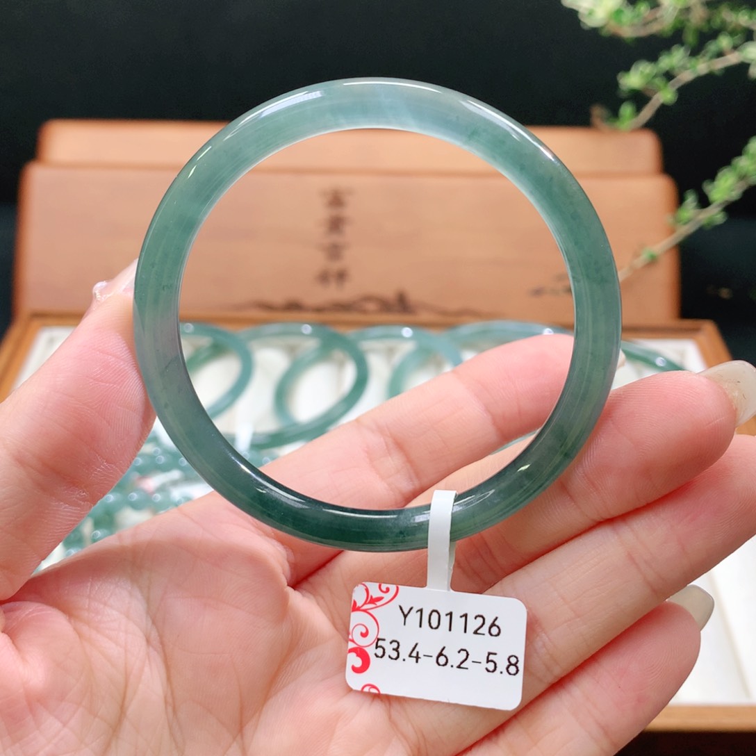 翡翠手镯未镶嵌天然