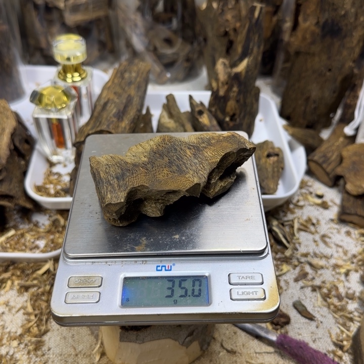 沉香乌身圆叶手把件35克