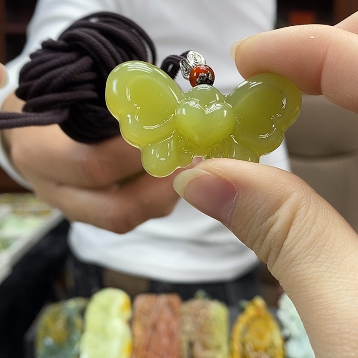 蛇纹石玉未镶嵌颈饰