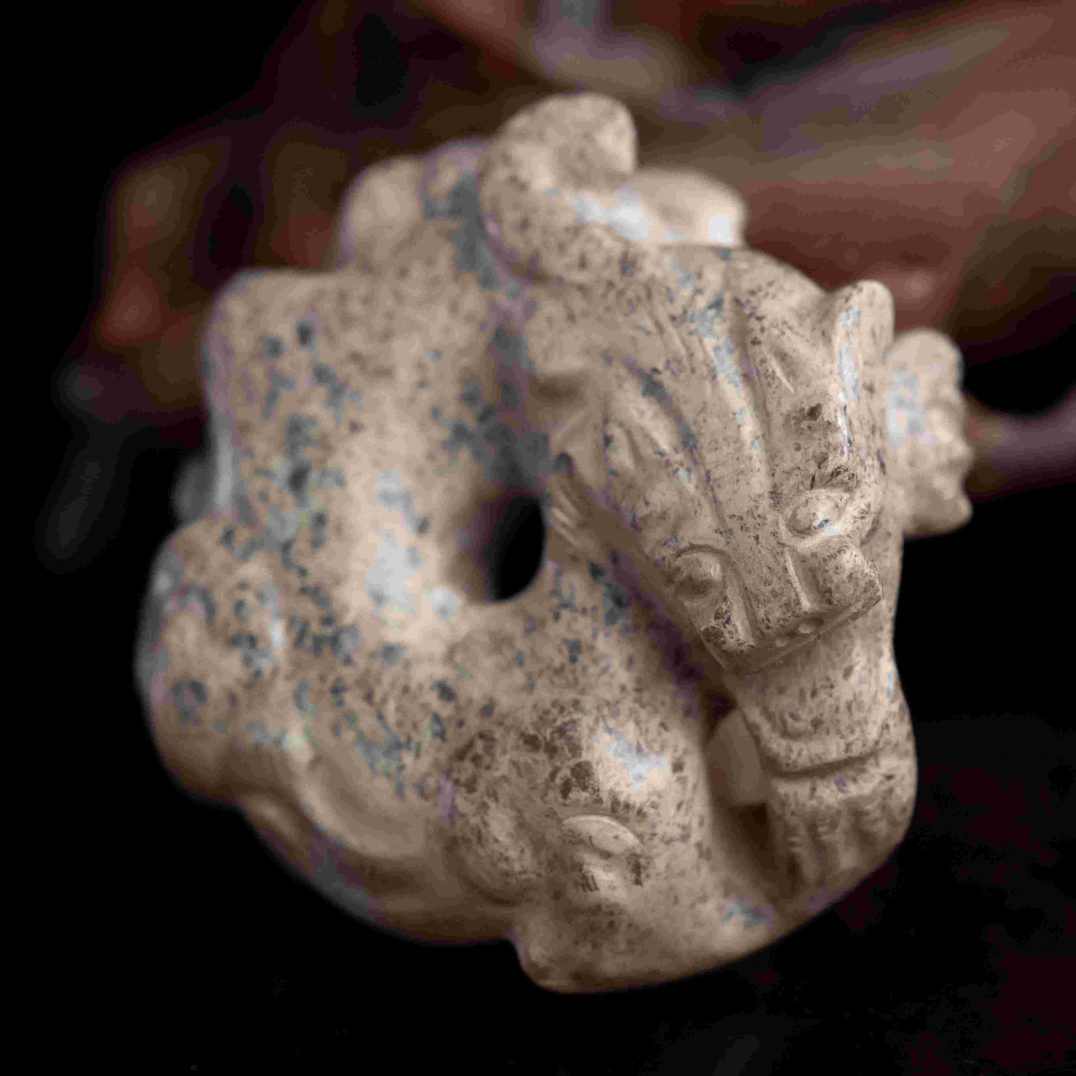 明代和田玉螭虎花件