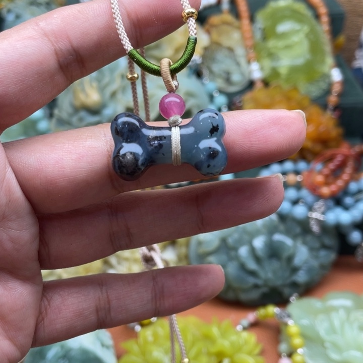 蛇纹石玉吊坠未镶嵌