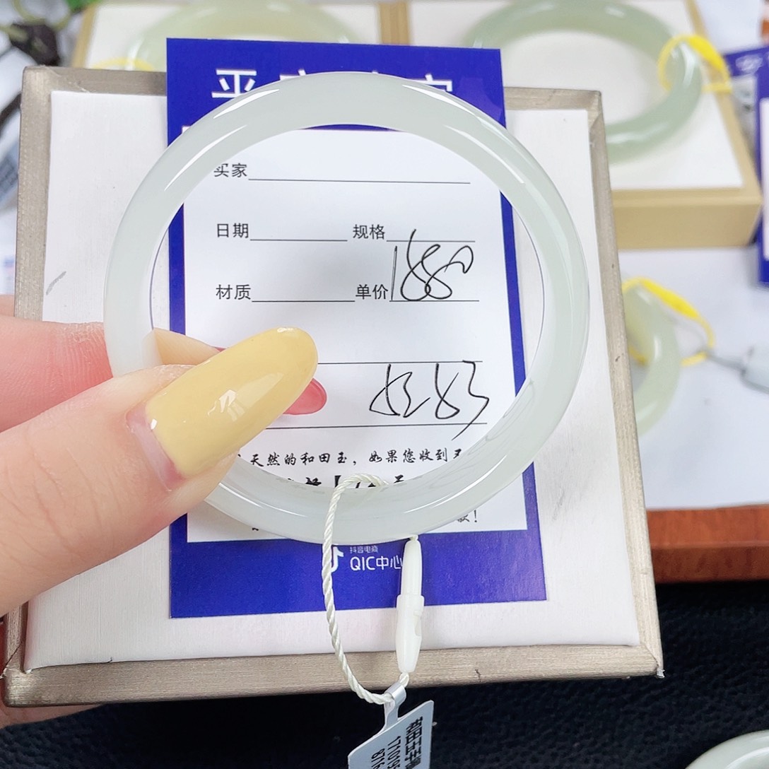 和田玉手镯未镶嵌