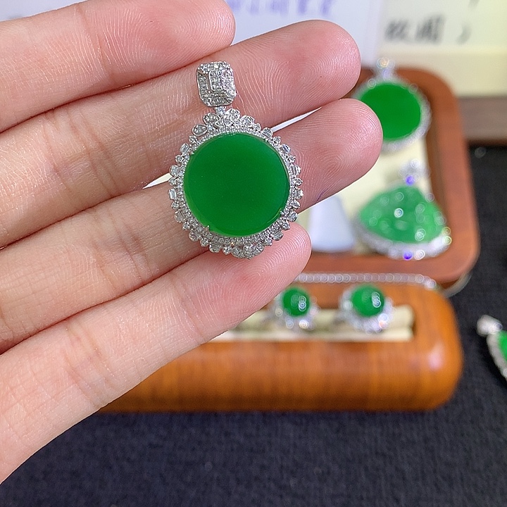 翡翠18K金镶嵌吊坠(不含链)圆牌