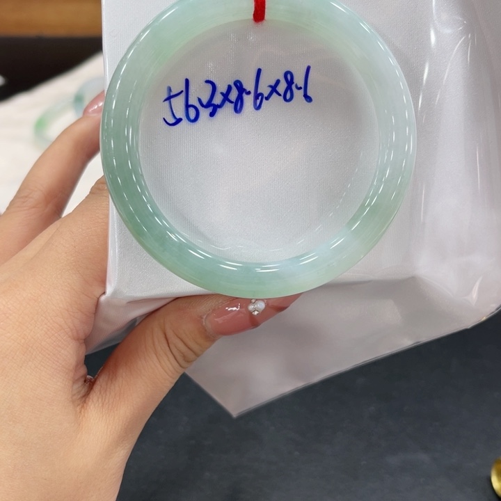 翡翠手镯未镶嵌翡翠