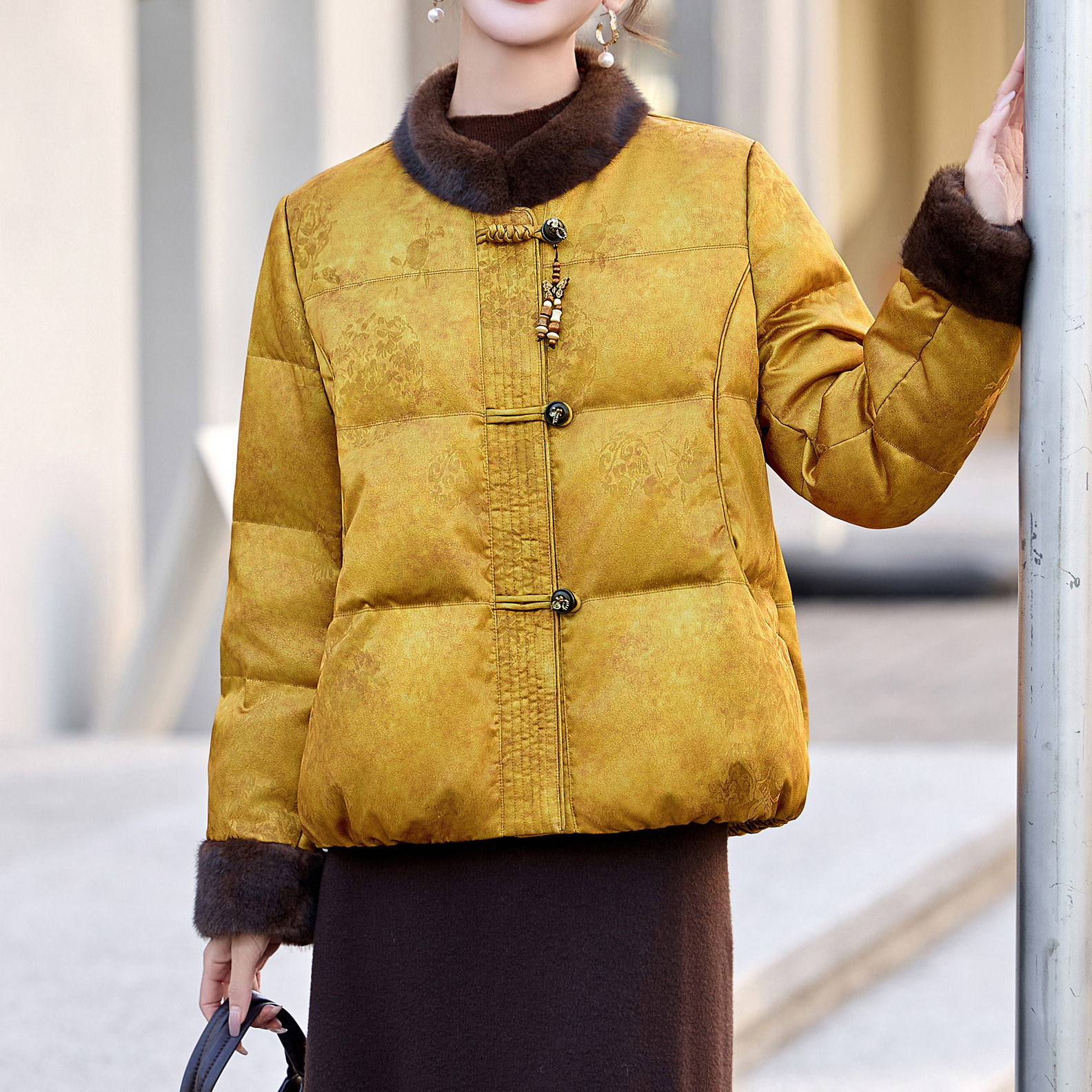 2025新款妈妈装冬装羽绒服洋气中老年女装时尚保暖冬季外套