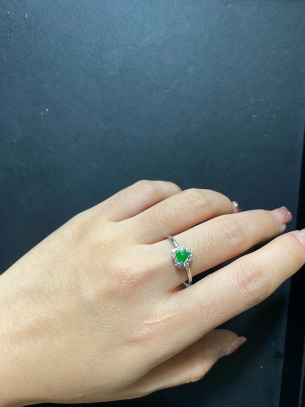 天然缅甸翡翠满绿爱心镶嵌满色绿戒指