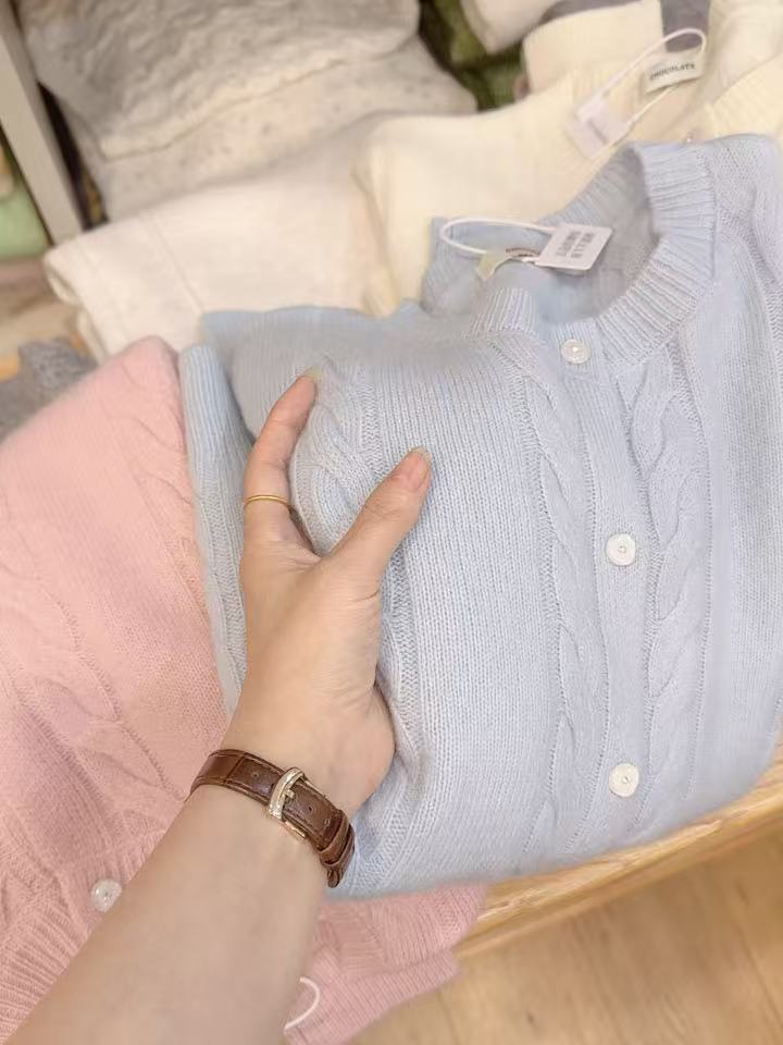 七言家高货100%羊！ 奶盐蓝软糯麻花毛衣开衫3305