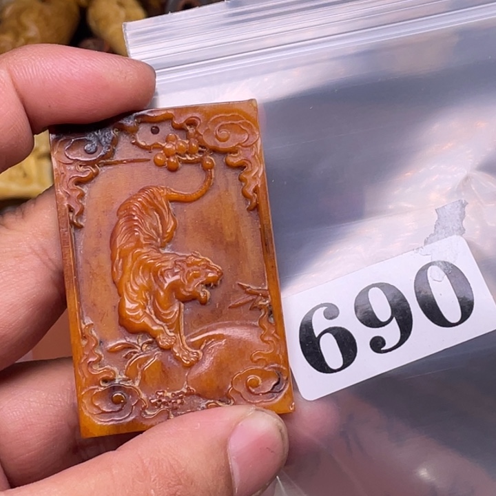 驼骨摆件人工忙着