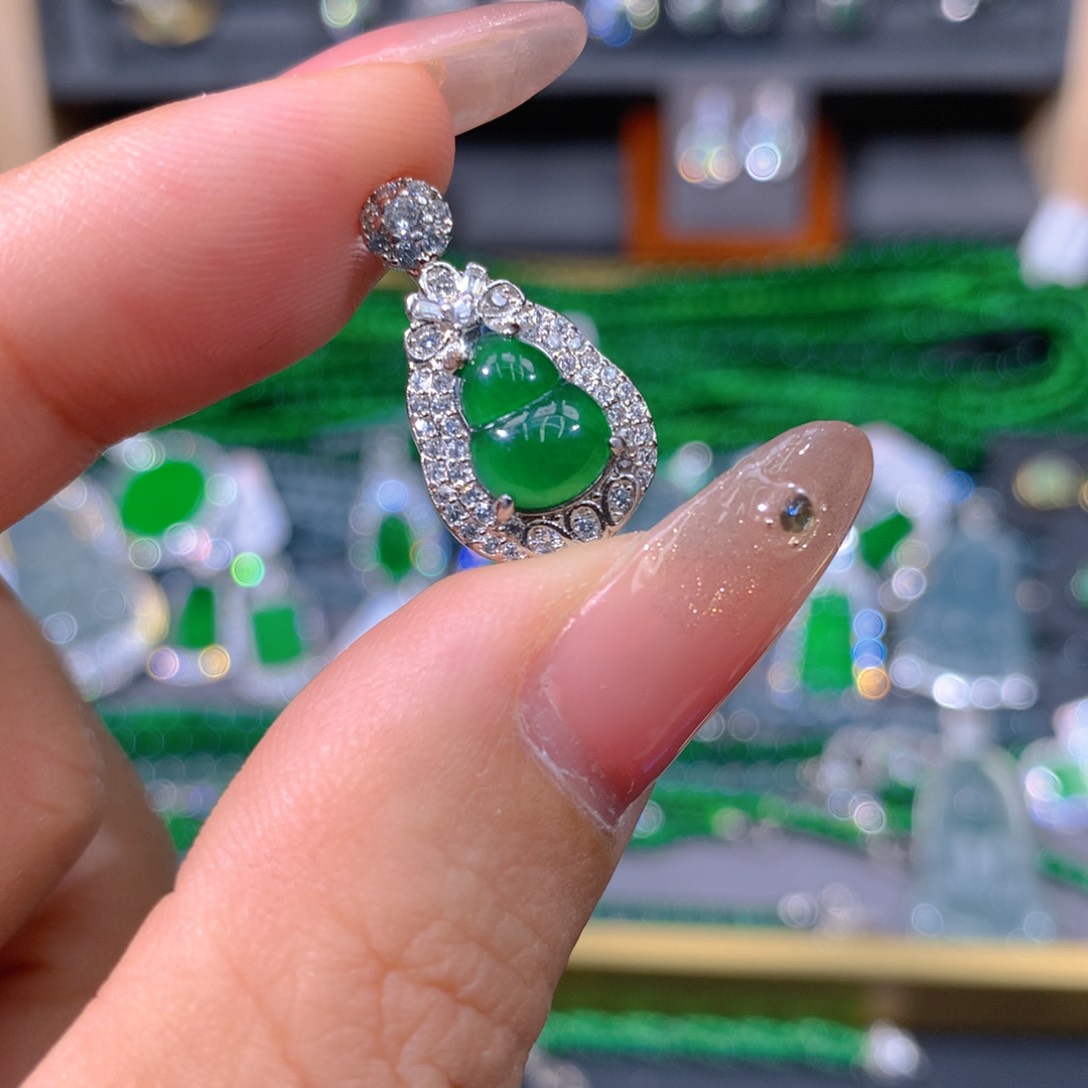 翡翠耳饰未镶嵌天然