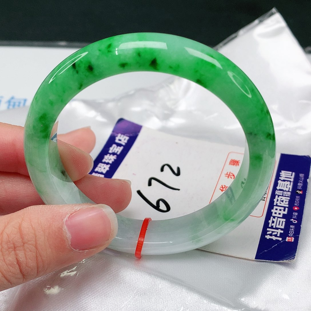 翡翠手镯未镶嵌翡翠