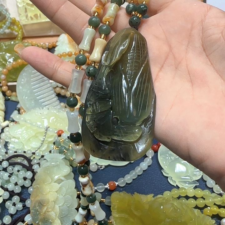 合金蛇纹石玉吊坠