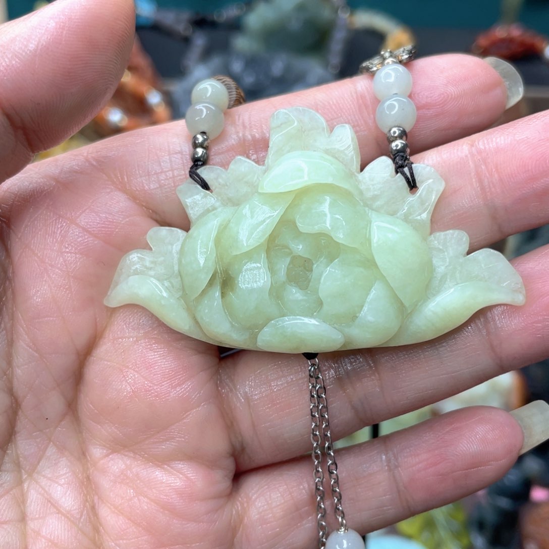 蛇纹石玉颈饰未镶嵌