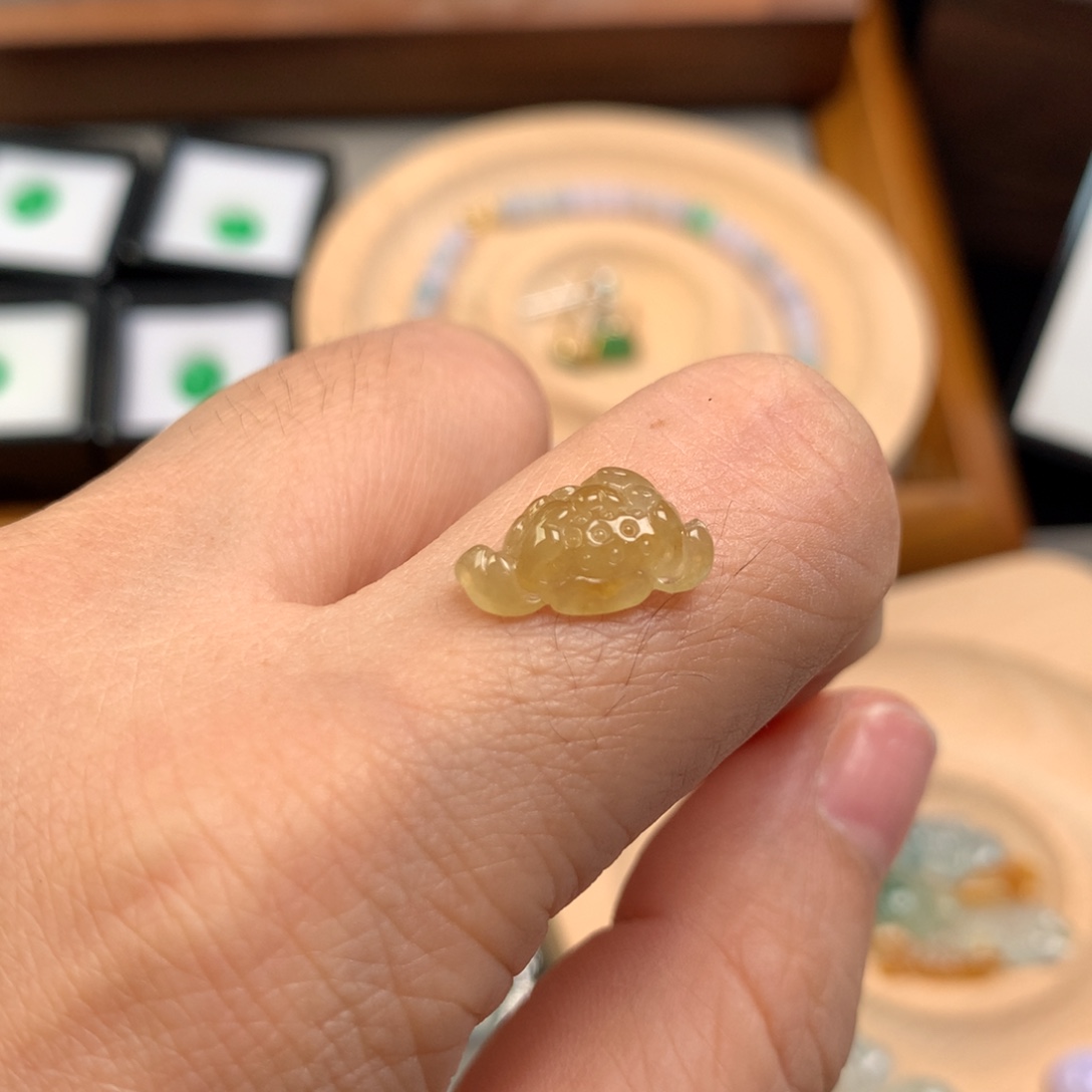 翡翠未镶嵌颈饰莲