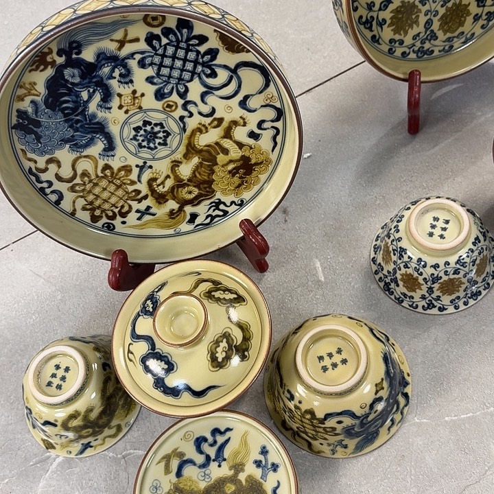 瓷片釉里金狮子5件套