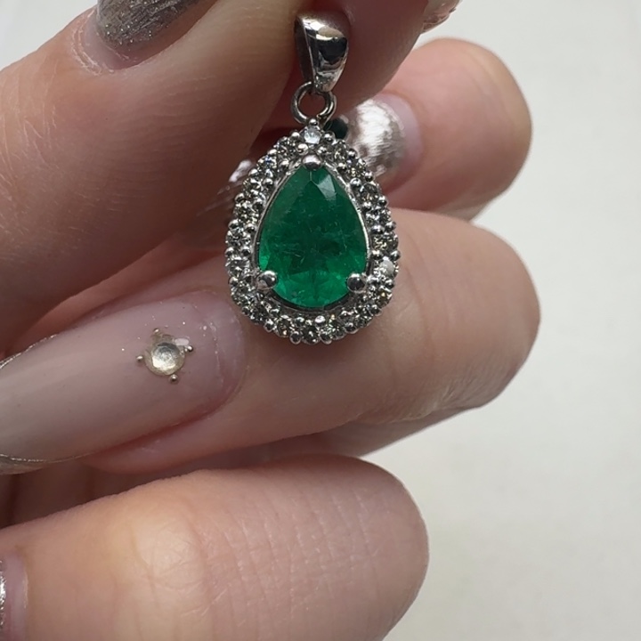 祖母绿颈饰未镶嵌