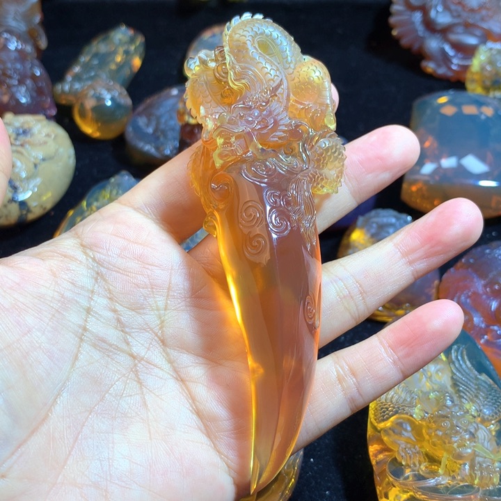 琥珀颈饰未镶嵌金棕雕刻件龙牙