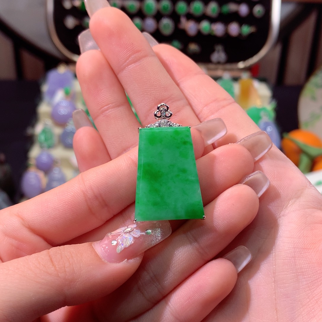 翡翠颈饰18K金镶嵌翡翠