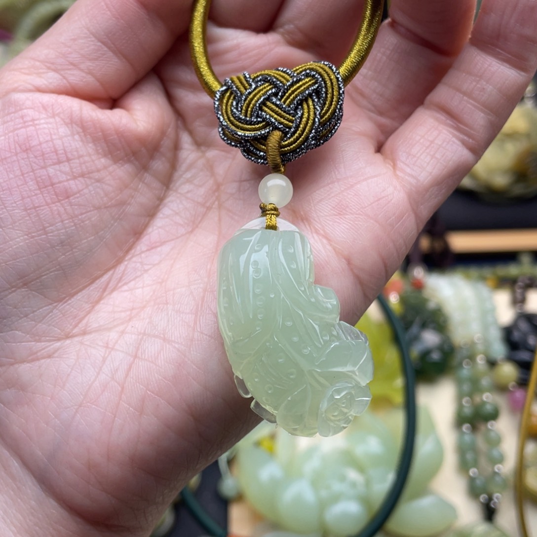 蛇纹石玉颈饰未镶嵌